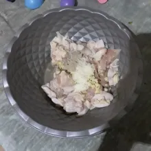 Bumbui dengan garam, kaldu bubuk, dan lada bubuk. Aduk rata dan marinasi minimal 20 menit.