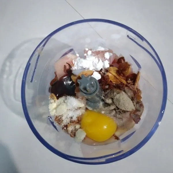 Haluskan daging, telur, bawang, baking powder, saus tiram, dan lada.