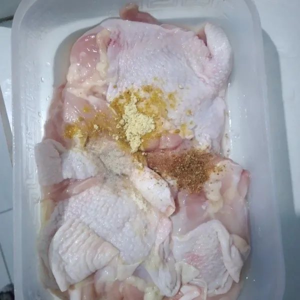 Cuci bersih ayam, potong sesuai selera. Kemudian, cuci kembali. Tambahkan ketumbar, kunyit, lada, dan penyedap rasa. Aduk merata.