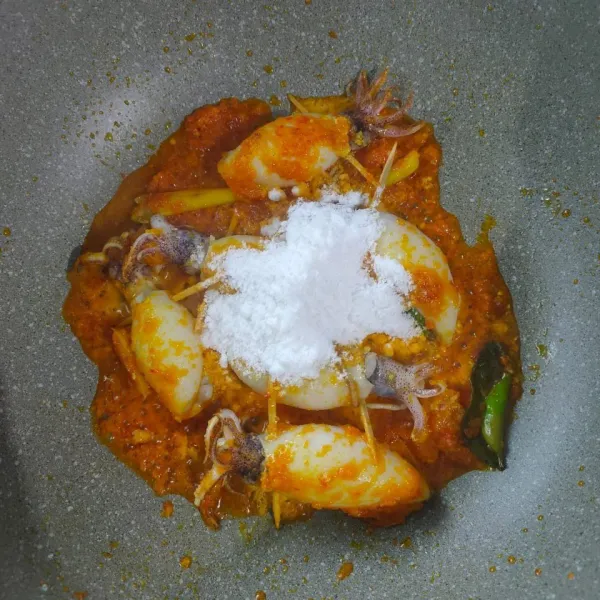 Tambahkan santan bubuk, penyedap rasa, dan gula. Aduk sampai merata agar santan tidak pecah. Santan bisa dilarutkan dulu dengan air hangat ya atau langsung seperti itu juga bisa (sesuaikan dengan selera).