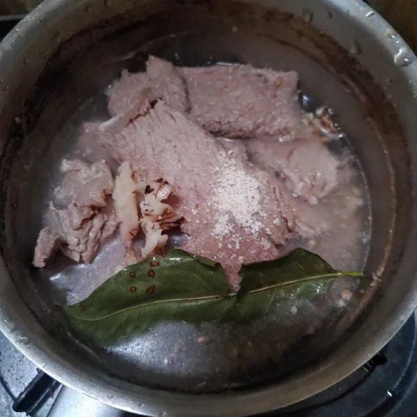 Masukan daging kedalam panci, tambahkam bumbu yang sudah dihaluskan beri daun salam, lengkuas, gula pasir, asam jawa, kaldu jamur dan air. Masak sampai mendidih dan bumbu meresap lalu angkat.