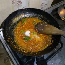 Beri air, garam, kaldu bubuk, dan gula pasir. Aduk rata dan koreksi rasa.