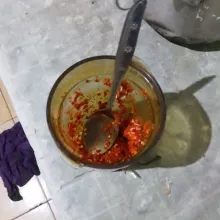Blender kasar bawang putih, cabe keriting merah, dan cabe rawit merah.