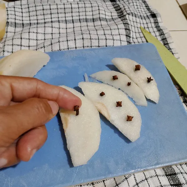 Tusukan cengkeh ke daging buahnya.