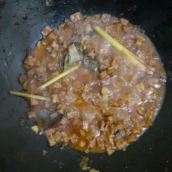 Tuang santannya, kemudian aduk merata.