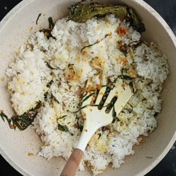 Masukkan nasi lalu aduk-aduk