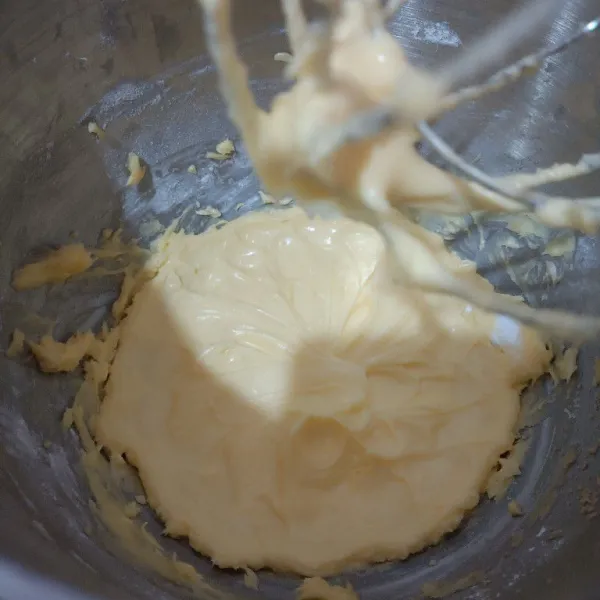 Mix butter dan gula dengan whisk selama 1 menit hingga halus tercampur rata