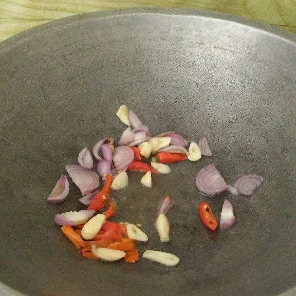 Tumis bumbu iris.