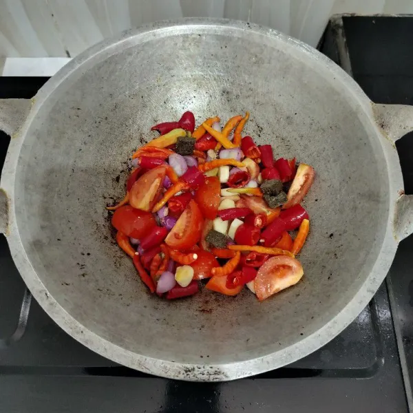 Masukkan cabai merah besar, cabai rawit, bawang merah, bawang putih, tomat, dan terasi ke dalam wajan. Lalu goreng dengan sedikit minyak hingga layu,angkat.
