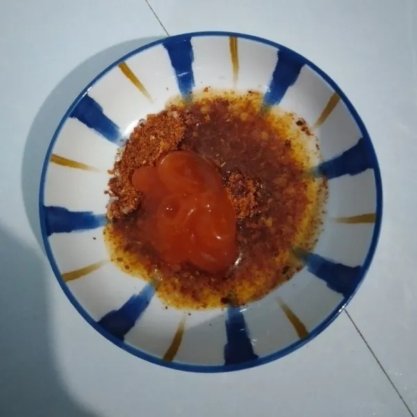 Siapkan bahan saus. Siram dengan minyak panas. Siap disajikan!
