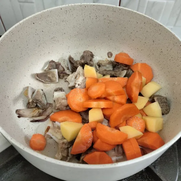 masukan wortel dan kentang, lalu masak sebentar