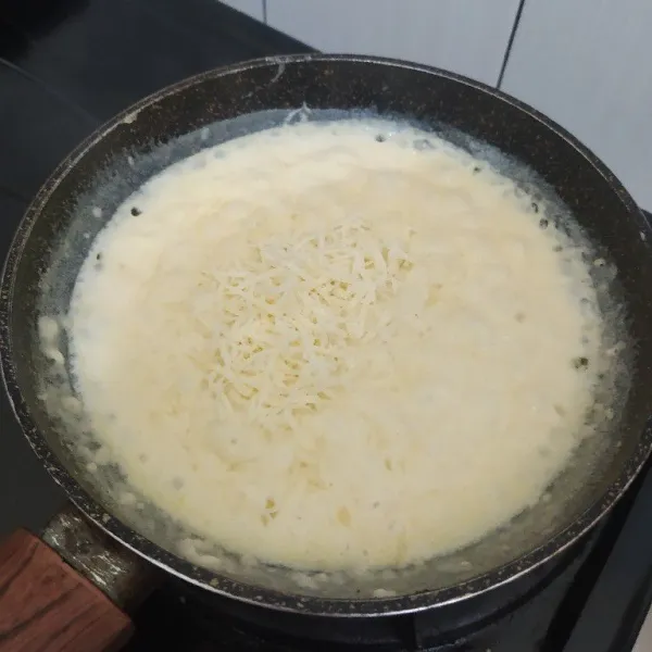 Masukan susu UHT full cream dan parutan keju mozzarella. Seasoning dengan garam dan lada bubuk, Aduk kembali hingga sedikit mengental