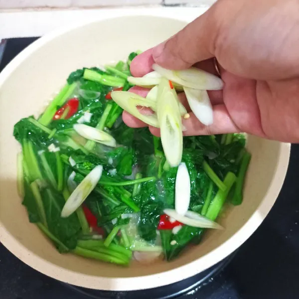Terakhir tambahkan daun bawang aduk rata kembali masak hingga matang, koreksi rasa.