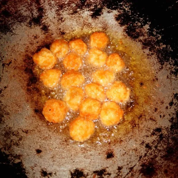 panaskan minyak, goreng pompom dengan api kecil cenderung sedang, goreng sampai matang, pompom siap dihidangkan