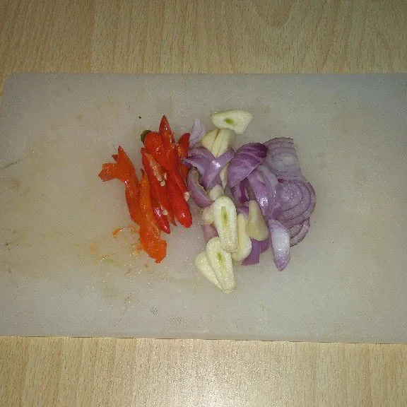 Iris bawang merah, bawang putih, cabe.