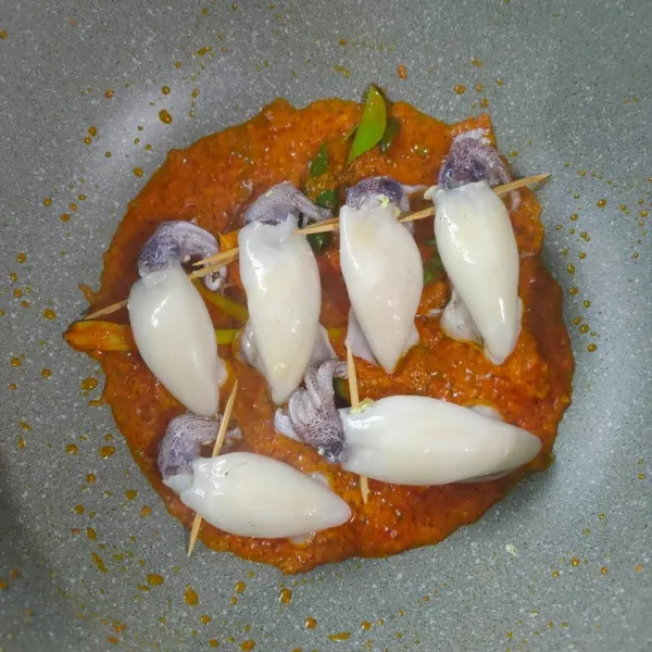 Masukkan cumi, aduk sebentar.