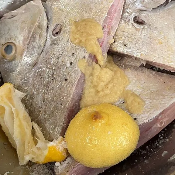 Cuci bersih ikan, marinasi dengan bumbu halus, perasan lemon/jeruk nipis, garam dan kaldu.