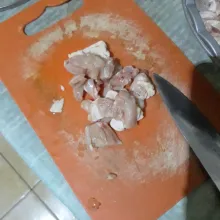 Potong dadu daging ayam dan kulitnya. Masukkan ke dalam wadah.