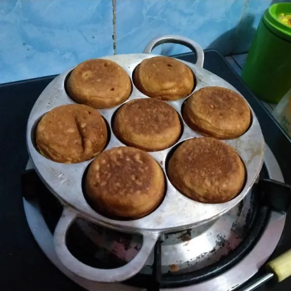 Kemudian balik, masak lagi sampai bawahnya kecoklatan dan matang. Jika mau pake isian boleh ya, setelah adonan masuk setengah berikan isian lalu timpa adonan lagi.