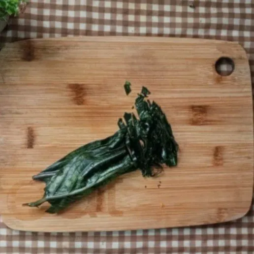 Iris daun mengkudu tipis-tipis