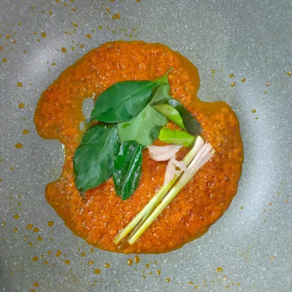 Tumis bumbu sampai harum. Masukkan bahan bumbu aromatik lainnya.