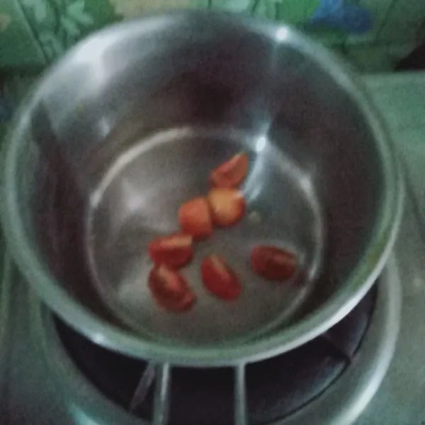 Siapkan bahan kemudian cuci bersih tiriskan, panas panci beri minyak tumis tomat sebentar.