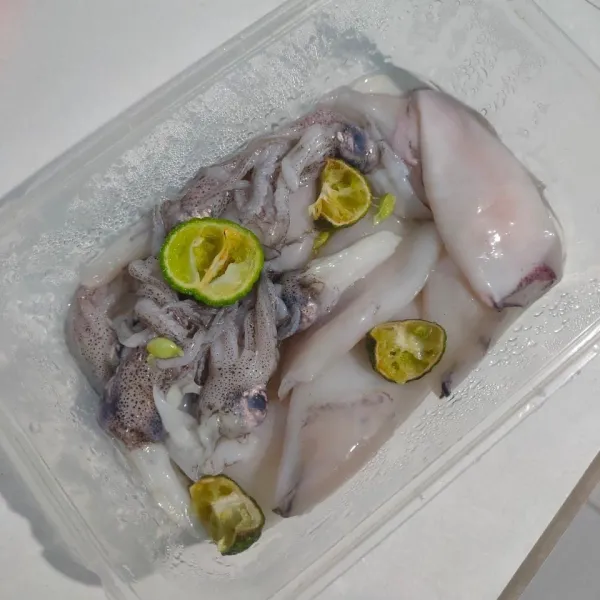 Cuci bersih cumi, lumuri dengan jeruk limau atau jeruk nipis.
