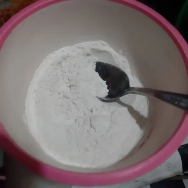 Campur tepung terigu dan tepung bakwan jadi satu
