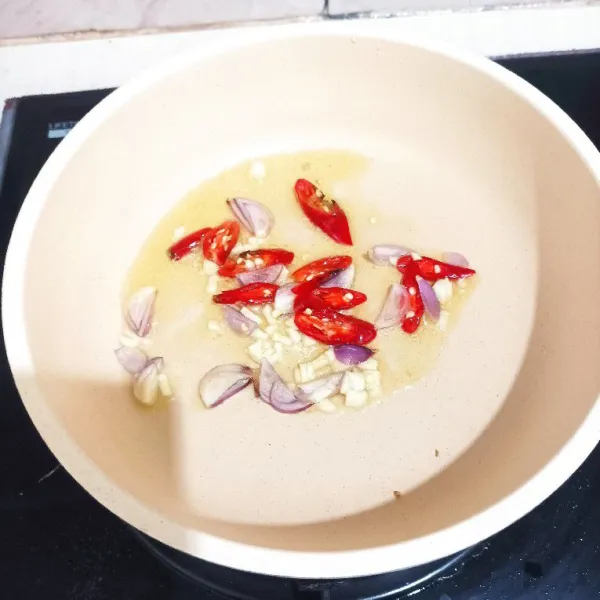 Panaskan minyak kemudian tumis bawang merah, bawang putih dan cabe merah hingga harum.