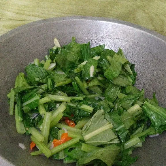 Aduk sampai caisim layu.