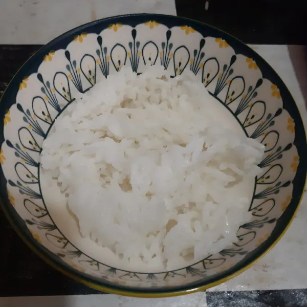 Siapkan nasi putih di mangkok