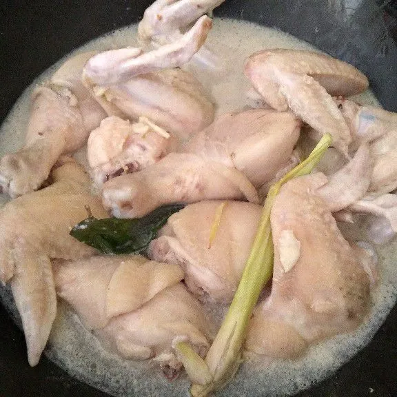 Tuang air kelapa dan rebus ayam sampai matang, bumbu meresap.