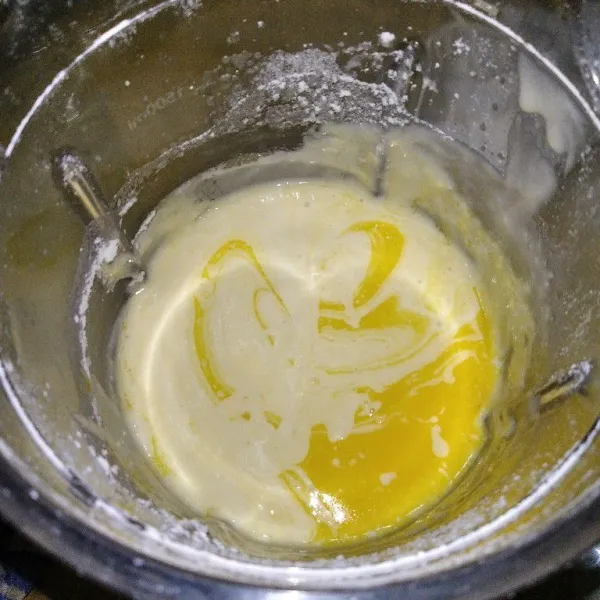 Tambahkan margarin, aduk hingga rata.