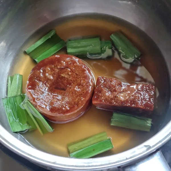 Rebus gula merah dan pandan sampai larut, saring.