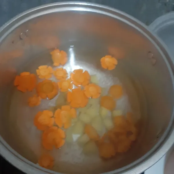 Didihkan air masukan wortel dan kentang