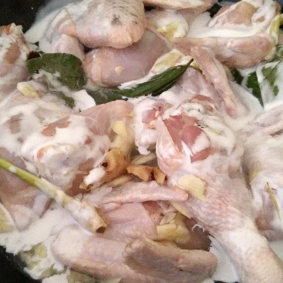 Tuang santan lalu aduk.