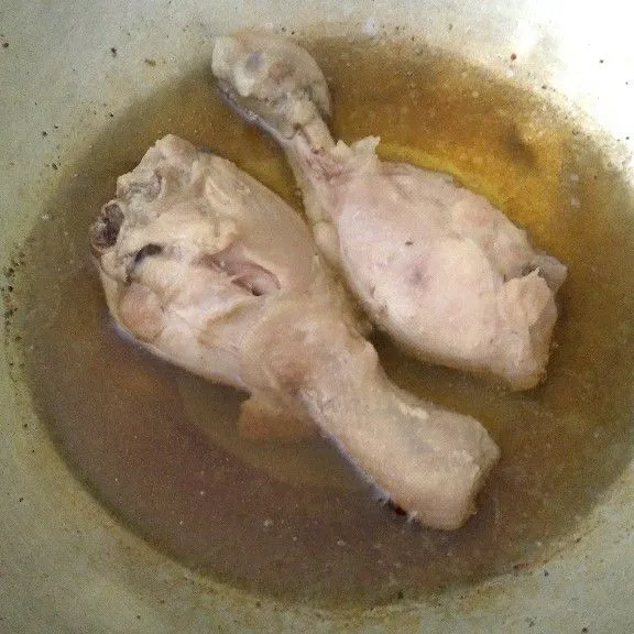 Panaskan minyak goreng. Goreng ayam sebentar saja. Angkat dan hidangkan.