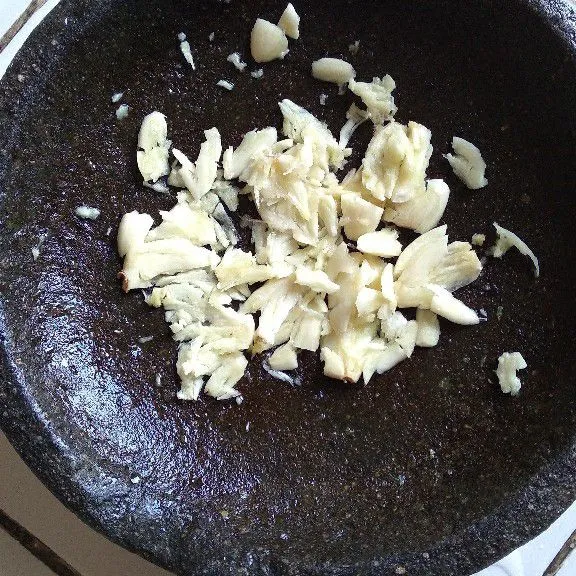 Geprek bawang putih.