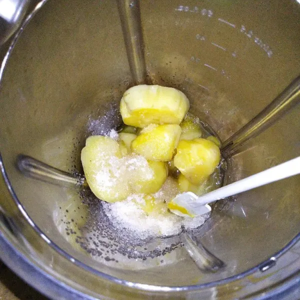 Rebus kentang, kemudian. Masukkan kentang, telur dan gula ke dalam blender.