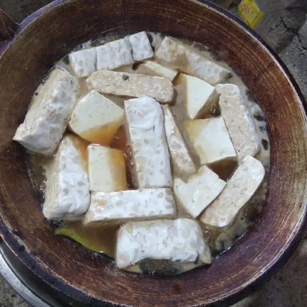 Tambahkan tahu dan tempe.