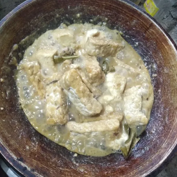 Masak hingga mendidih. Setelah mendidih kecilkan api dan terus masak hingga air set.