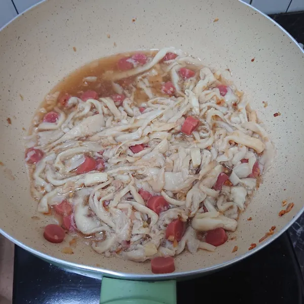 Tambahkan air, saos tiram, lada bubuk, garam, gula dan kaldu bubuk. Aduk rata. Koreksi rasa. Masak hingga matang.