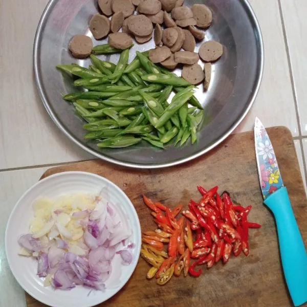 Iris bakso, serong buncis bawang putih, bawang merah dan cabe.