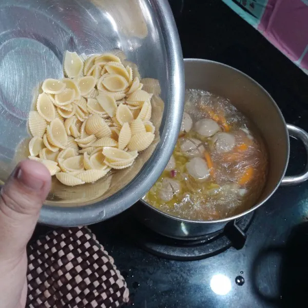 Masukan makaroni nya, bumbui dengan garam, merica bubuk dan juga penyedap rasa, cek rasa.