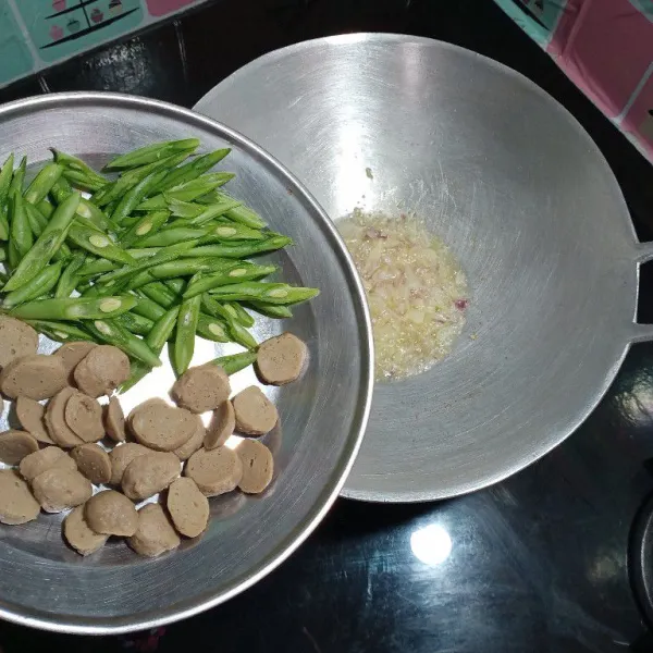 Masukan buncis dan juga bakso, aduk aduk sampai merata.