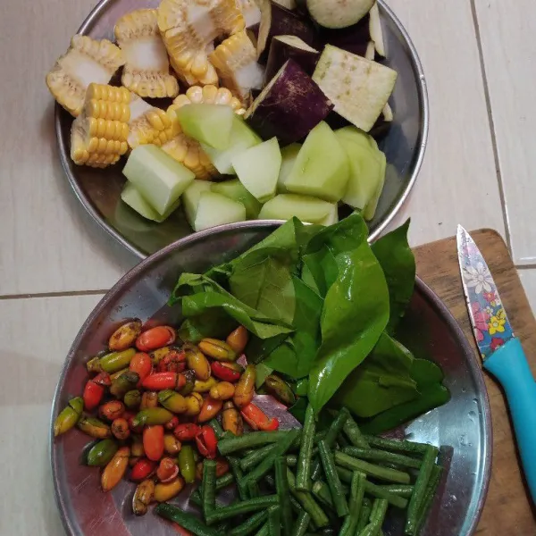 Iris jagung, labu siam, kacang panjang, dan terong.