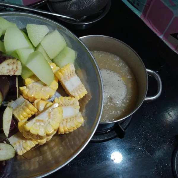 Didihkan air dan masukan bumbu yang tadi di tumis. Kemudian masukan labu siam dan jagung.