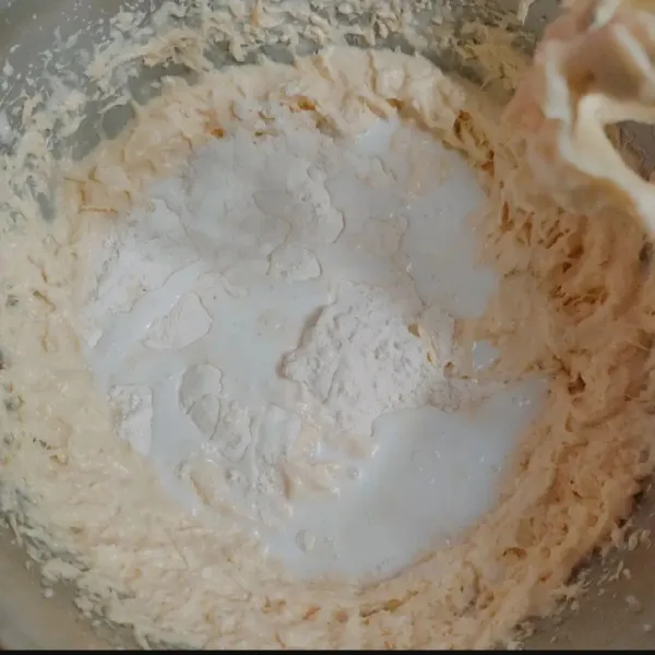 Masukan terigu, vanili, dan baking powder mixer sebentar asal rata dengan speed rendah.