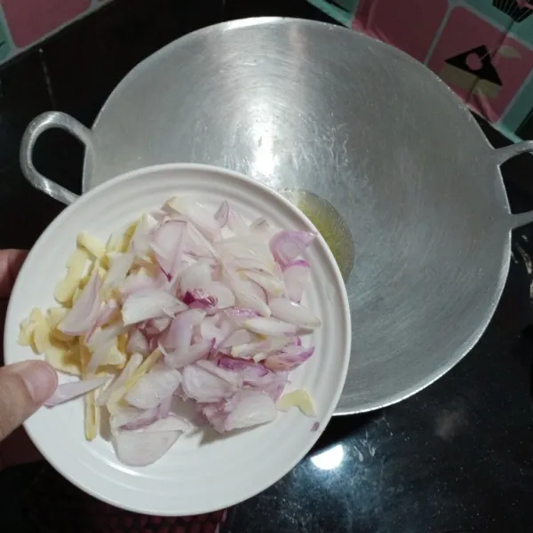Panaskan secukupnya minyak dalam wajan, tumis kedua bawang sampai harum.