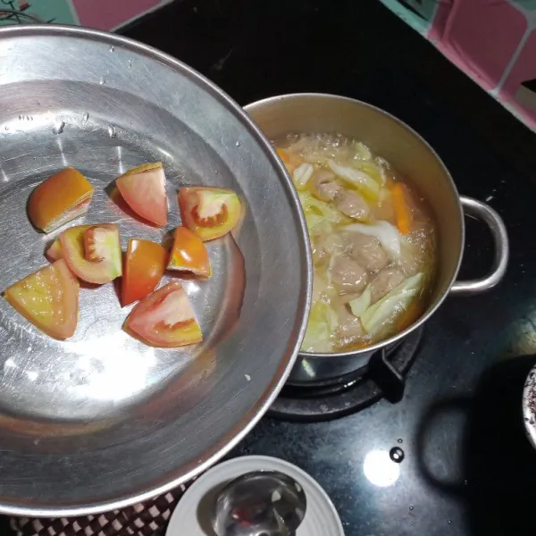 Masukan tomat, masak sebentar saja, lalu matikan api.